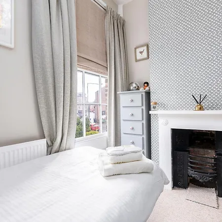 Semesterbostad Luxury Victorian Town House - With Parking. *