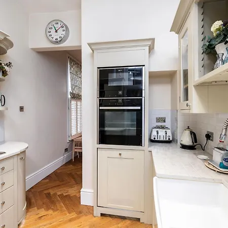 Luxury Victorian Town House - With Parking. Semesterbostad York