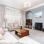 Luxury Victorian Town House - With Parking. Ferienhaus