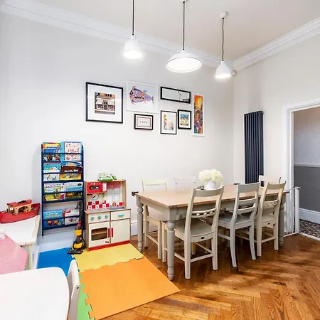 Luxury Victorian Town House - With Parking. Holiday home