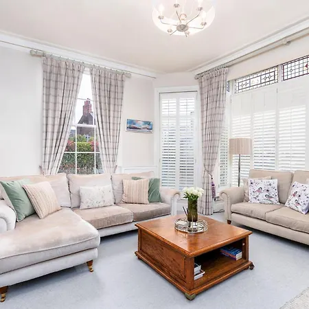 Luxury Victorian Town House - With Parking. *