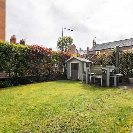 Luxury Victorian Town House - With Parking. Holiday home *
