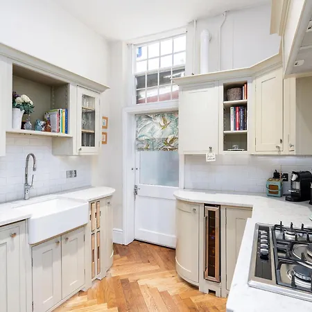 Luxury Victorian Town House - With Parking. *