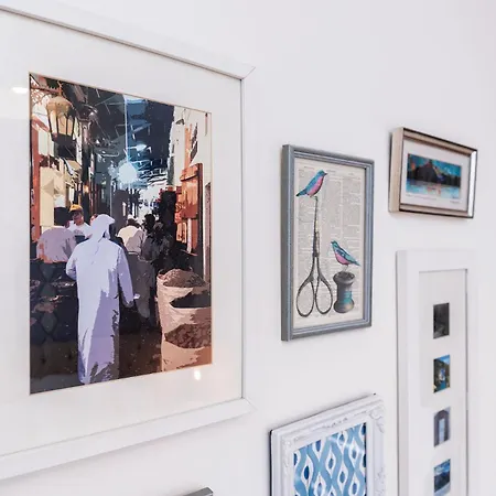 Luxury Victorian Town House - With Parking. *