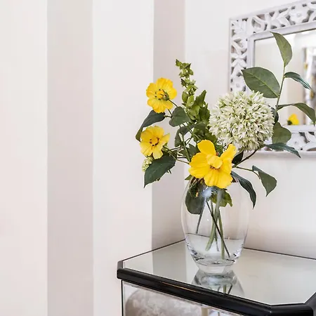 Luxury Victorian Town House - With Parking. Ferienhaus *