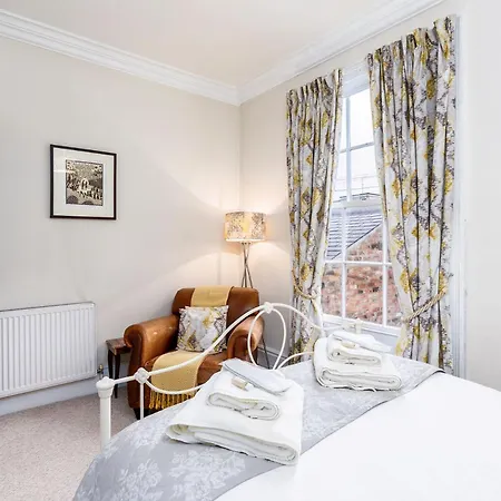 Luxury Victorian Town House - With Parking. *