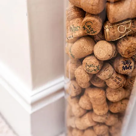 Luxury Victorian Town House - With Parking. Ferienhaus *