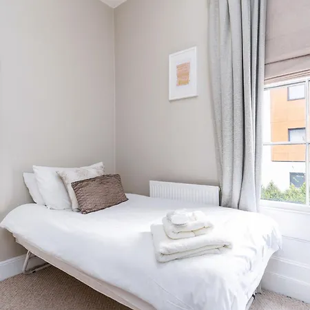Luxury Victorian Town House - With Parking. Holiday home