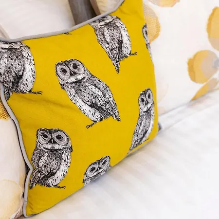 Luxury Victorian Town House - With Parking. Ferienhaus *