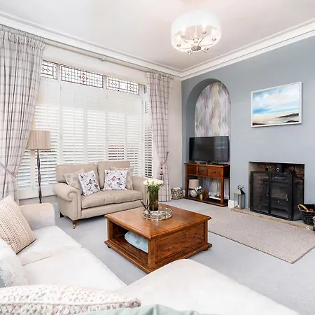 Luxury Victorian Town House - With Parking. Holiday home
