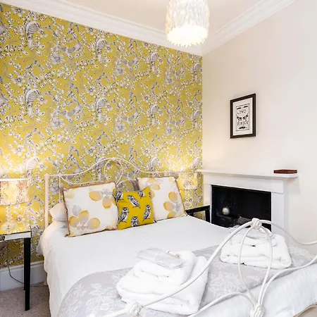 Luxury Victorian Town House - With Parking. Holiday home