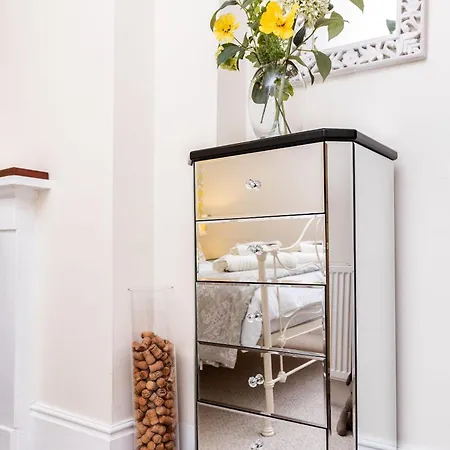 Luxury Victorian Town House - With Parking. Holiday home *