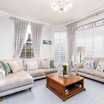 Luxury Victorian Town House - With Parking. *