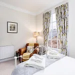 Luxury Victorian Town House - With Parking. *