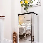Luxury Victorian Town House - With Parking. Ferienhaus *