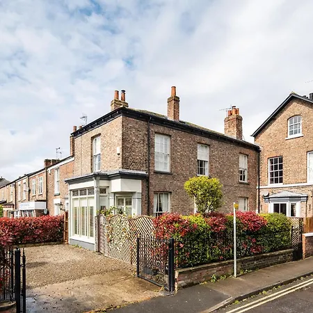 Luxury Victorian Town House - With Parking. 约克