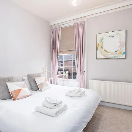 Luxury Victorian Town House - With Parking. يورك