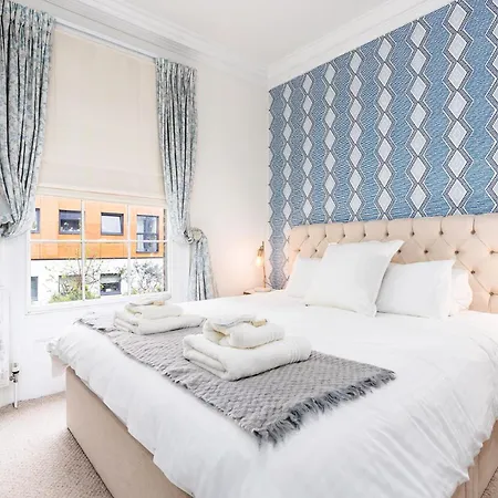 Luxury Victorian Town House - With Parking. يورك