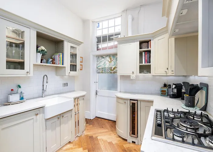 Luxury Victorian Town House - With Parking. *
